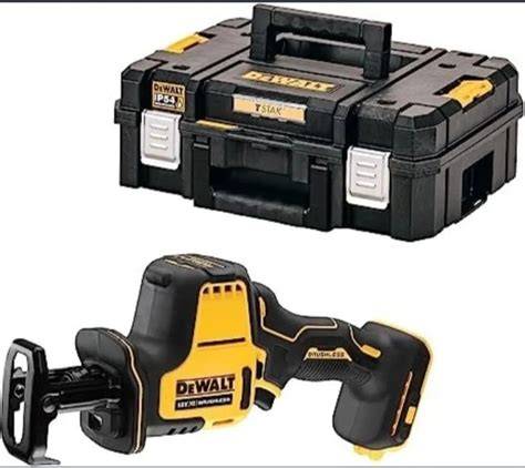 DeWALT 12V XR bezuhlíková mečová píla v akcii