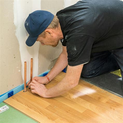 Príklad rezania laminátovej podlahy okolo zárubne dverí