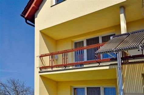 Príklady poškodeného balkónového zábradlia v dôsledku zanedbanej údržby