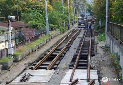 Detailné zobrazenie moderného železničného zvršku s betónovými podvalmi