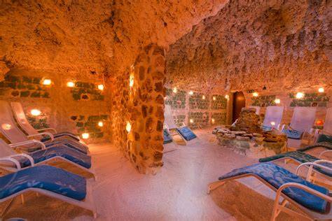 Interiér umelej soľnej jaskyne s relaxačnou atmosférou