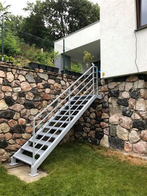 Nainštalované zábradlie na vonkajších schodoch