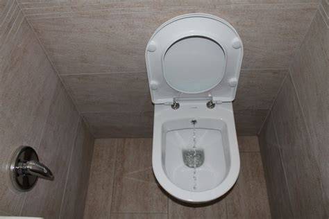 Závesné WC s bidetom v modernom dizajne
