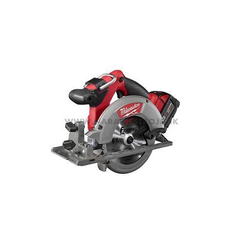 Akumulátorová okružná píla Milwaukee M18 CCS55 v akcii
