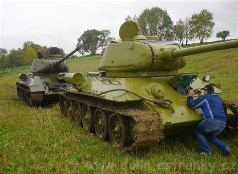 Rekonštrukcia bojov v Údolí smrti s tankom T-34