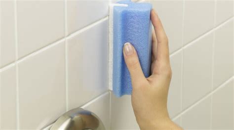Odstraňovanie zvyškov lepidla z dlaždíc