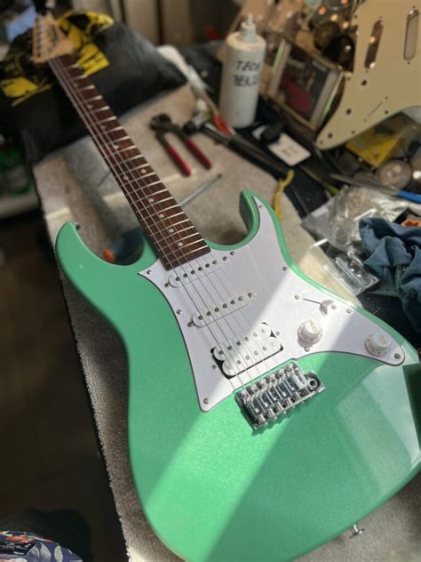 Nastavenie výšky snímačov na elektrickej gitare