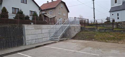 Fázy rekonštrukcie vonkajšieho schodiska - pred a po