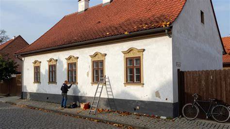 Historické domy so strešnou krytinou bobrovka