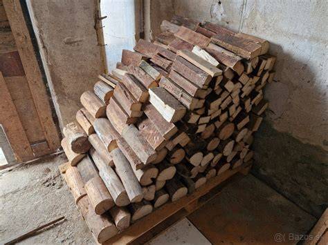 Staré drevo z krovu pripravené na recykláciu a ďalšie spracovanie