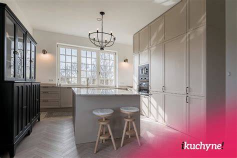 Kuchyňa v čierno-bielom dizajne s obkladom