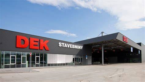 Vstup do kamennej predajne Stavebniny DEK