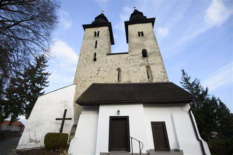Pohľad na Farský kostol Všetkých svätých v Humennom