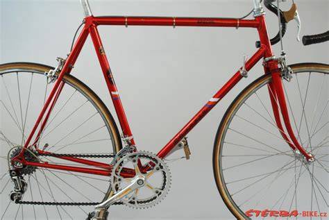 Detailná fotografia komponentov Favorit F1 s Campagnolo vybavením pre porovnanie