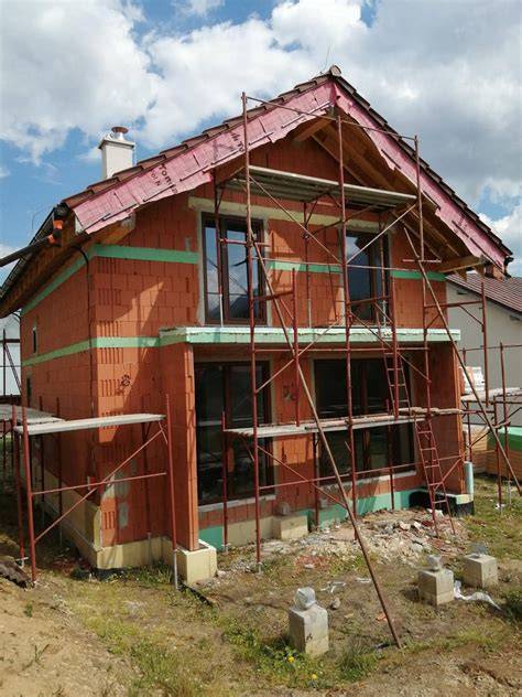 Príklady interiérov (domov, kancelárií) s použitím štuku