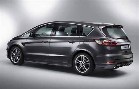 Ford S-Max s plne využitým kufrom