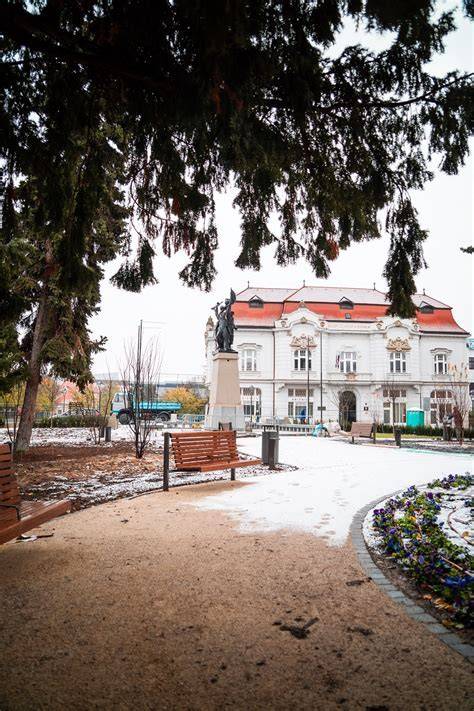 Vizualizácia Námestia SNP po revitalizácii s novou zeleňou a pešou zónou