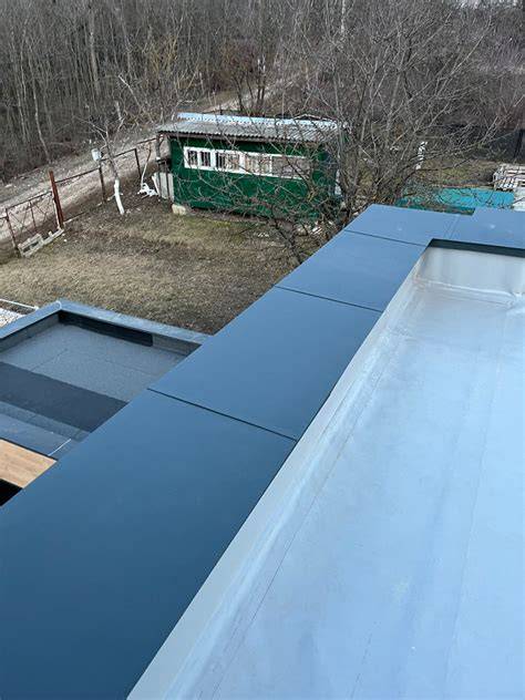 Poly-mramorový parapet s odkvapovou drážkou