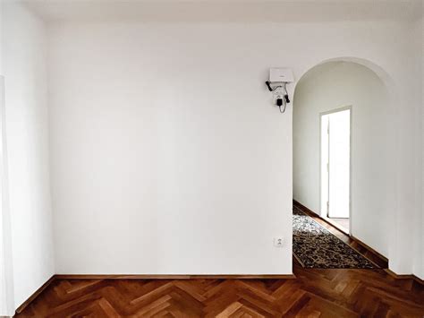 Rez moderným I-beam nosníkom s detailom pásnic a steny