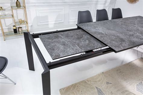 Rozkladací jedálenský stôl GREYS s betónovým pruhom a bielym podkladom