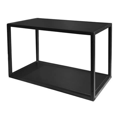 minimalistická kovová polica v kúpeľni