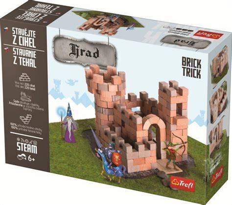 Dieťa stavia miniatúrny hrad z pravých tehál a malty