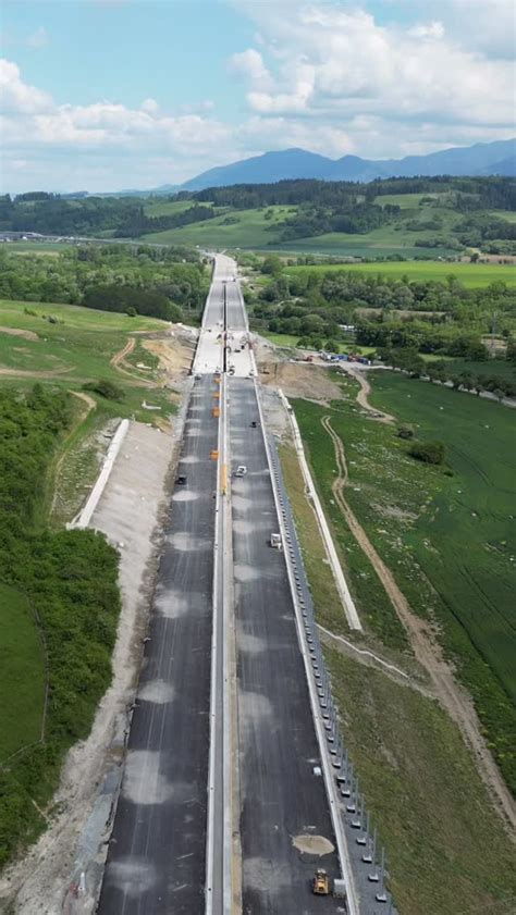 Výstavba diaľnice s použitím podkladového betónu