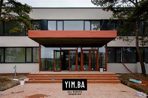 Moderná budova inšpirovaná gréckou architektúrou