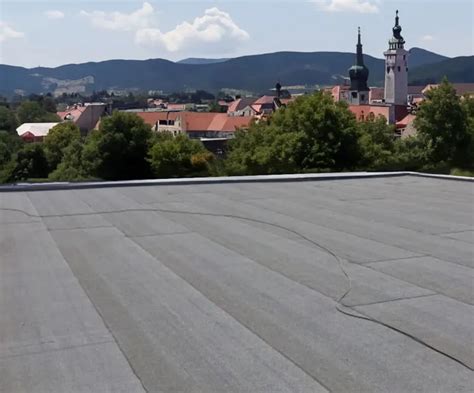 Porovnanie povrchu asfaltovej strechy pred a po aplikácii regeneračného náteru