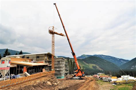 Operátor vežového žeriavu v kabíne
