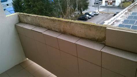 Poškodený balkón s trhlinami a výkvetmi