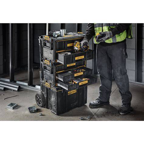 Detail organizéra DeWalt ToughSystem 2.0 s naznačenou odolnosťou voči vode a prachu (IP65)