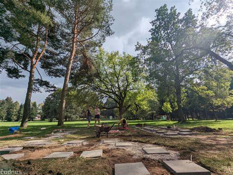 Pohľad na zrevitalizovaný mestský park v Prievidzi