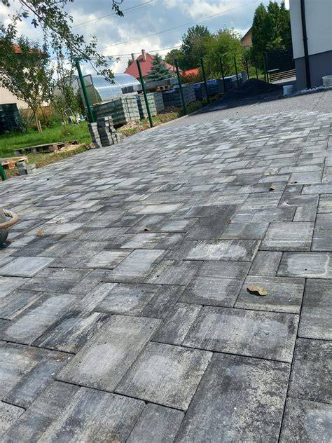 porovnanie razeného betónu a zámkovej dlažby