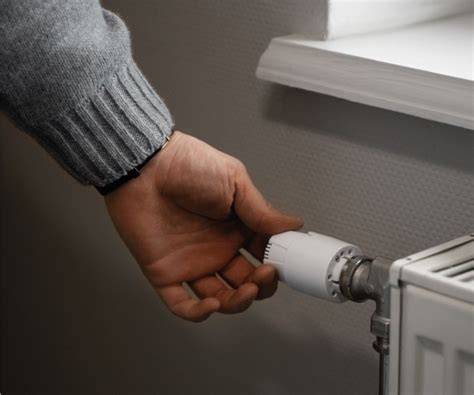 detail termostatickej hlavice na radiátore