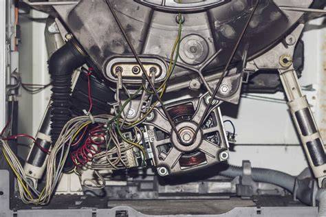 detailný pohľad na elektromotor z automatickej práčky pripravený na montáž