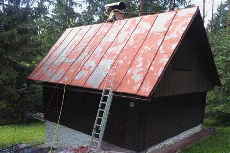 Proces aplikácie ochranného náteru na plechovú strechu