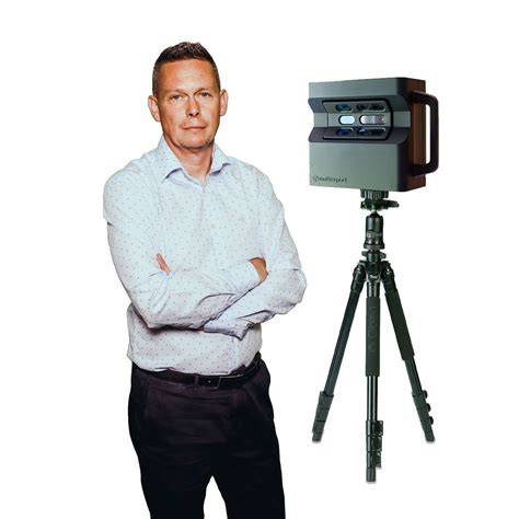 virtuálny krb na obrazovke televízora v obývacej izbe
