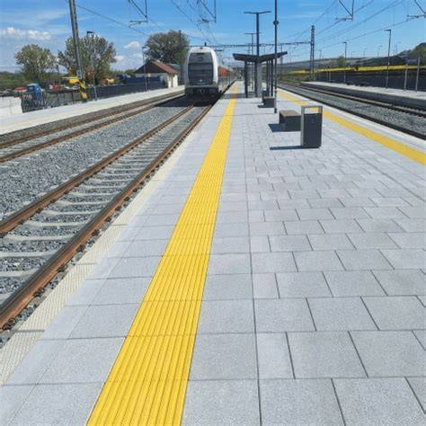 Detailný pohľad na štruktúru drážkovej dlažby pre nevidiacich