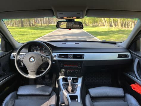čierny interiér BMW E90 s čiernou stropnicou