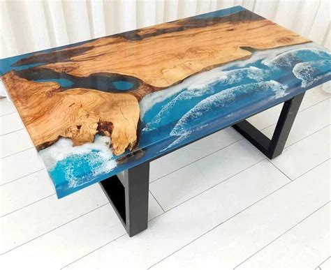 Ukážka moderného river table stola z dreva a živice