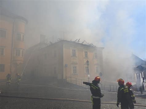 záchranná akcia v ruinách budovy