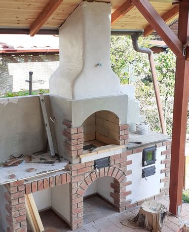 Robustný murovaný záhradný krb s grilovacím roštom