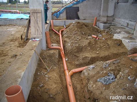 Inštalácia plastového potrubia v záhrade