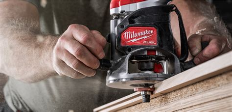 Detail drážkovacej frézy MILWAUKEE® pri práci v murive