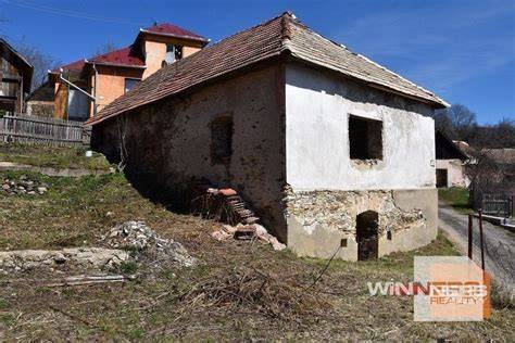 Starý dom pripravený na rekonštrukciu