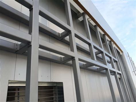 Príklady kovových konštrukcií v exteriéri