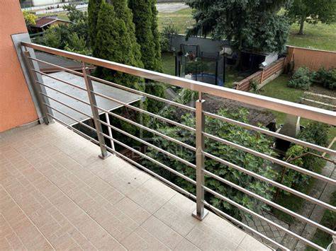 Nerezové zábradlie na modernom balkóne
