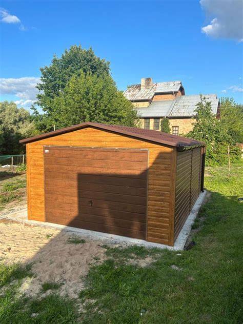 Moderná garáž s lesklou epoxidovou podlahou