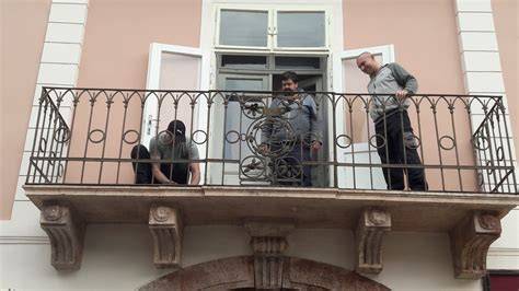 Zreštaurované kované zábradlie na balkóne Zichyho paláca
